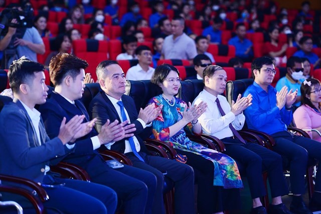 Các đại biểu tham dự chương trình Tôn vinh những tấm gương tiêu biểu trong chương trình “Tỏa sáng nghị lực Việt” năm 2022
