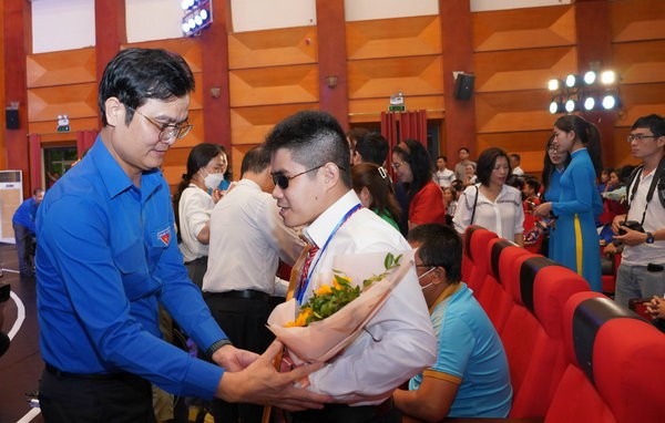 Phó trưởng Ban thường trực Ban Dân vận Trung ương Phạm Tất Thắng và Bí thư thứ nhất Trung ương Đoàn Bùi Quang Huy trao hoa và biểu trưng cho các cá nhân được tuyên dương Phó trưởng Ban thường trực Ban Dân vận Trung ương Phạm Tất Thắng và Bí thư thứ nhất Trung ương Đoàn Bùi Quang Huy trao hoa và biểu trưng cho các cá nhân được tuyên dương