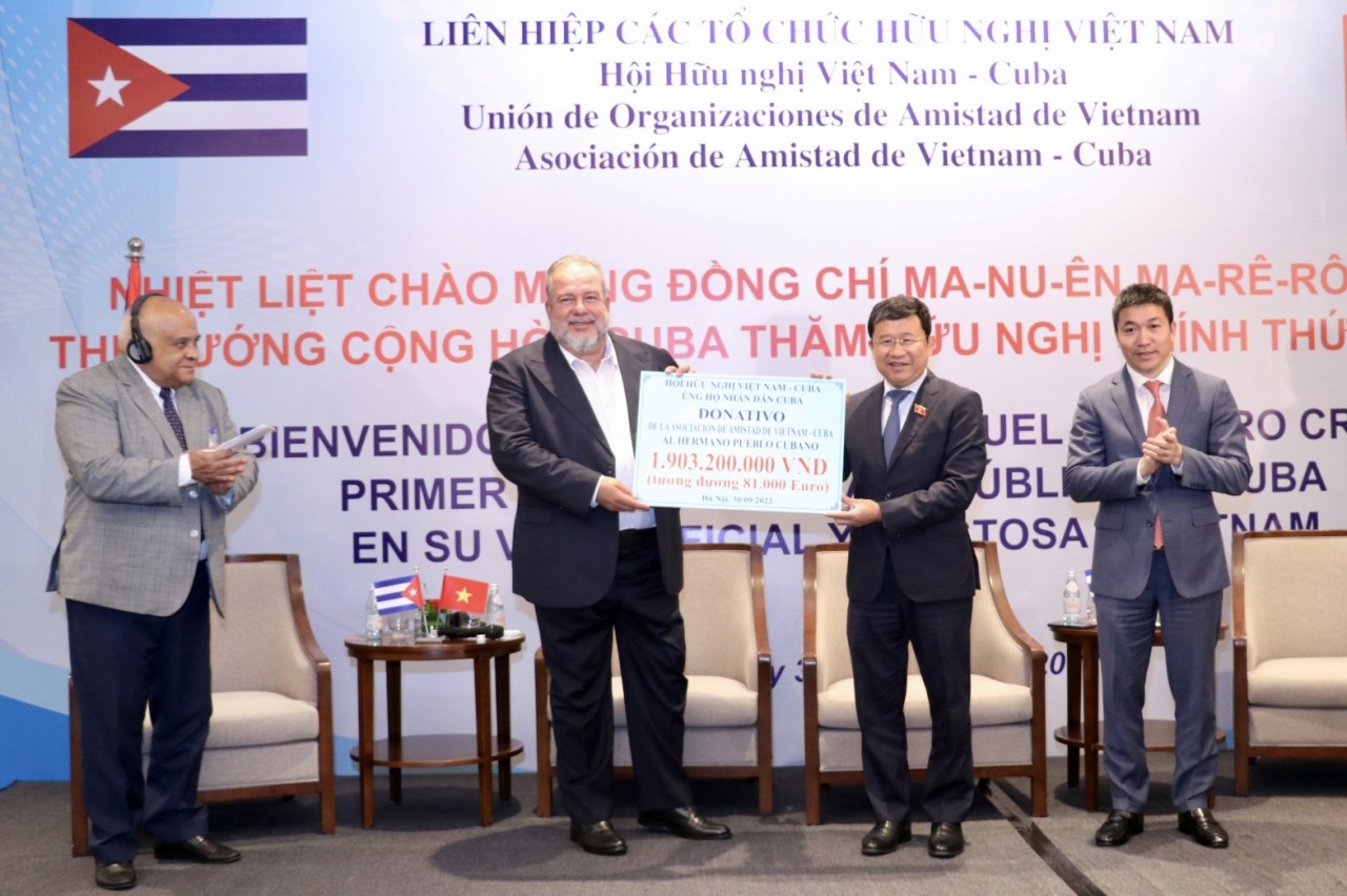 Ông Vũ Hải Hà trao quà ủng hộ nhân dân Cuba Ông Vũ Hải Hà trao quà ủng hộ nhân dân Cuba