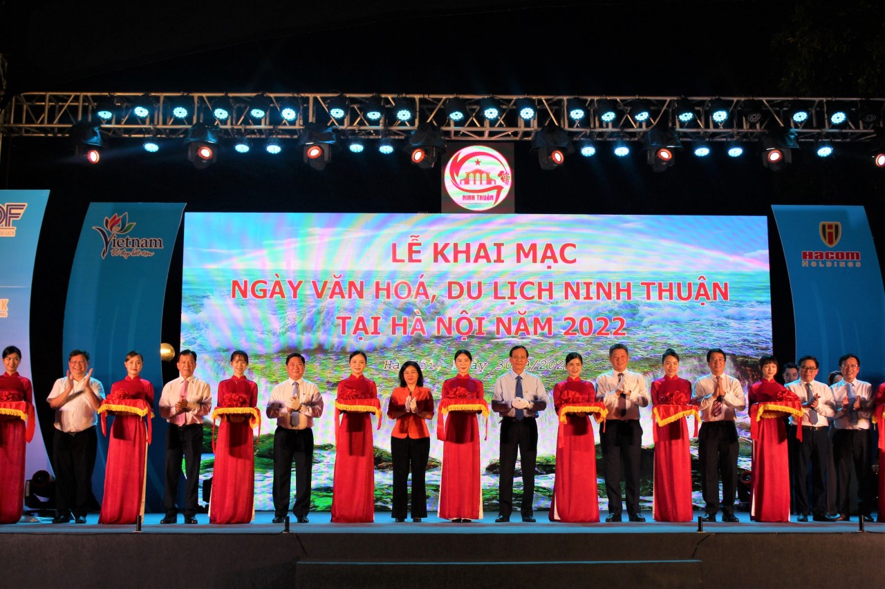 Các đại biểu cắt băng khai mạc Ngày Văn hóa, Du lịch Ninh Thuận tại Hà Nội năm 2022 Các đại biểu cắt băng khai mạc Ngày Văn hóa, Du lịch Ninh Thuận tại Hà Nội năm 2022