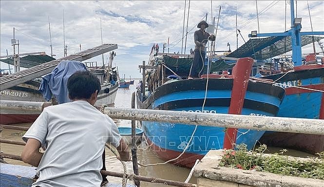 Ngư dân thành phố Tuy Hòa (tỉnh Phú Yên) đưa tàu thuyền vào bờ để tránh bão Noru (Ảnh: Tường Quân/TTXVN). Ngư dân thành phố Tuy Hòa (tỉnh Phú Yên) đưa tàu thuyền vào bờ để tránh bão Noru (Ảnh: Tường Quân/TTXVN).