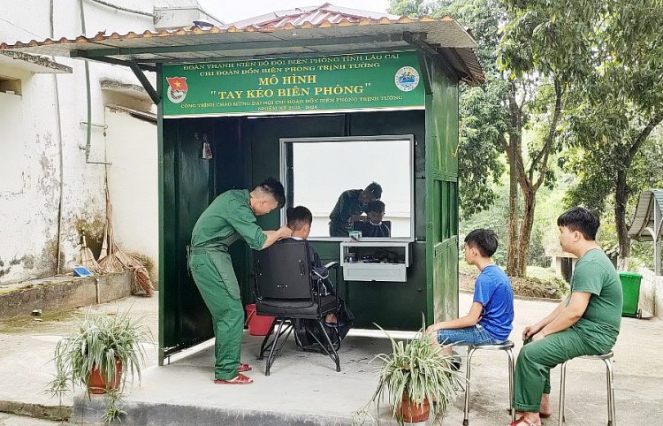 Tiệm cắt tóc đặc biệt của “Tay kéo biên phòng” Tiệm cắt tóc đặc biệt của “Tay kéo biên phòng”