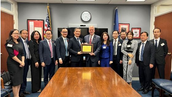 The delegation works and takes souvenir photos with Senator Dan Sullivan. Source: quochoi.vn The delegation works and takes souvenir photos with Senator Dan Sullivan. Source: quochoi.vn