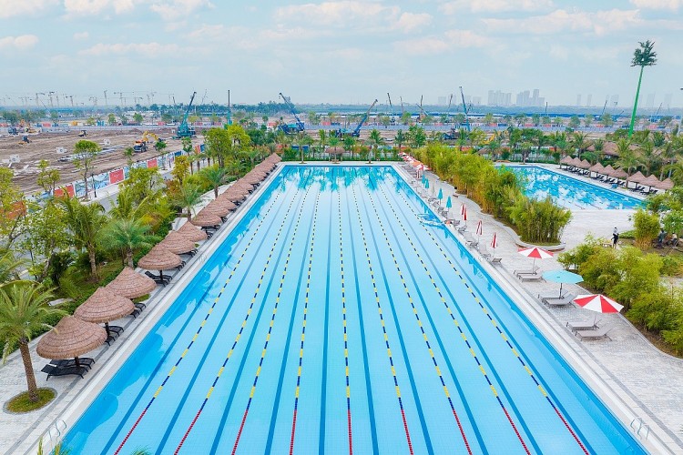 Đặc quyền trải nghiệm nghiệm bơi lội như kình ngư thực thụ dưới làn nước xanh mát và 10 làn bơi như các bể thi đấu tại Olympic. Đặc quyền trải nghiệm nghiệm bơi lội như kình ngư thực thụ dưới làn nước xanh mát và 10 làn bơi như các bể thi đấu tại Olympic.