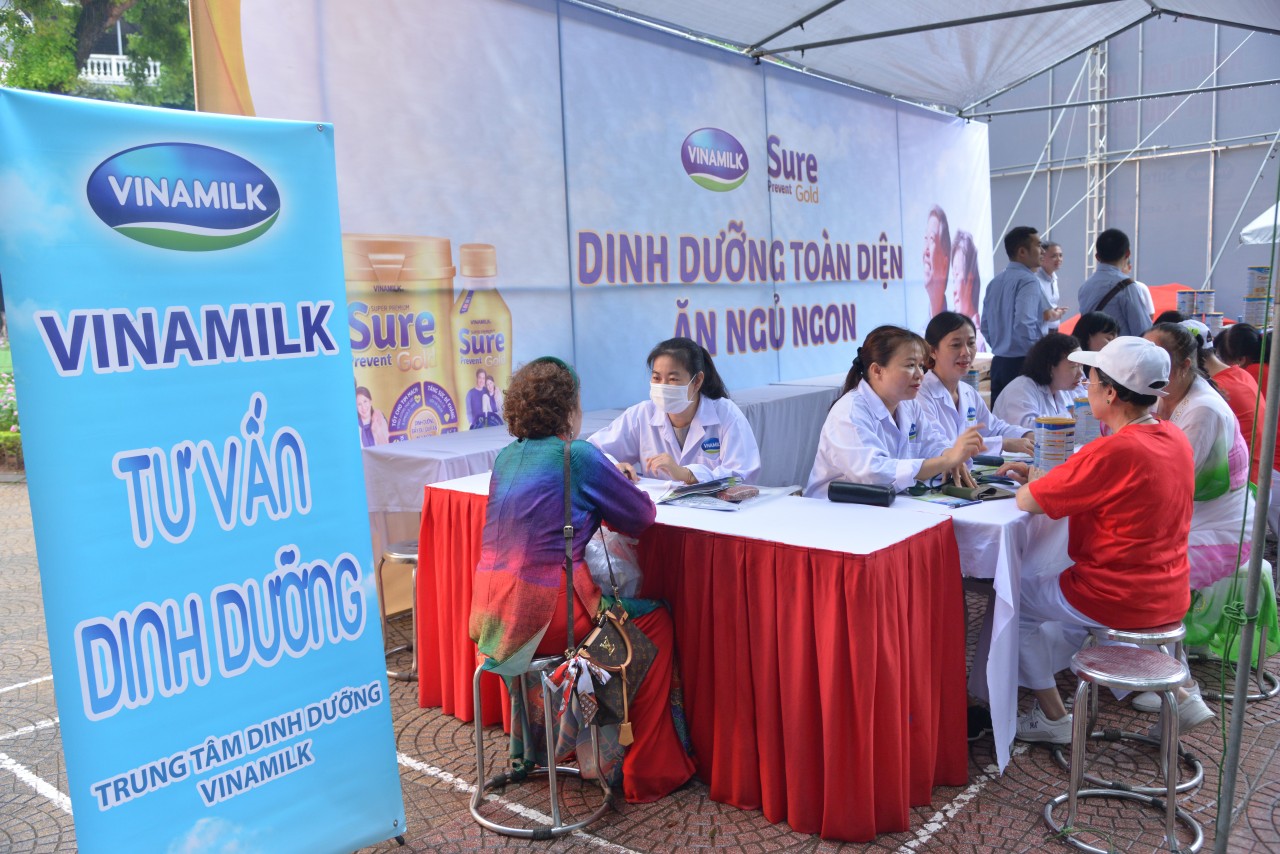 Vinamilk đồng hành cùng hơn 2.000 người cao tuổi thủ đô nhân ngày quốc tế người cao tuổi 1/10