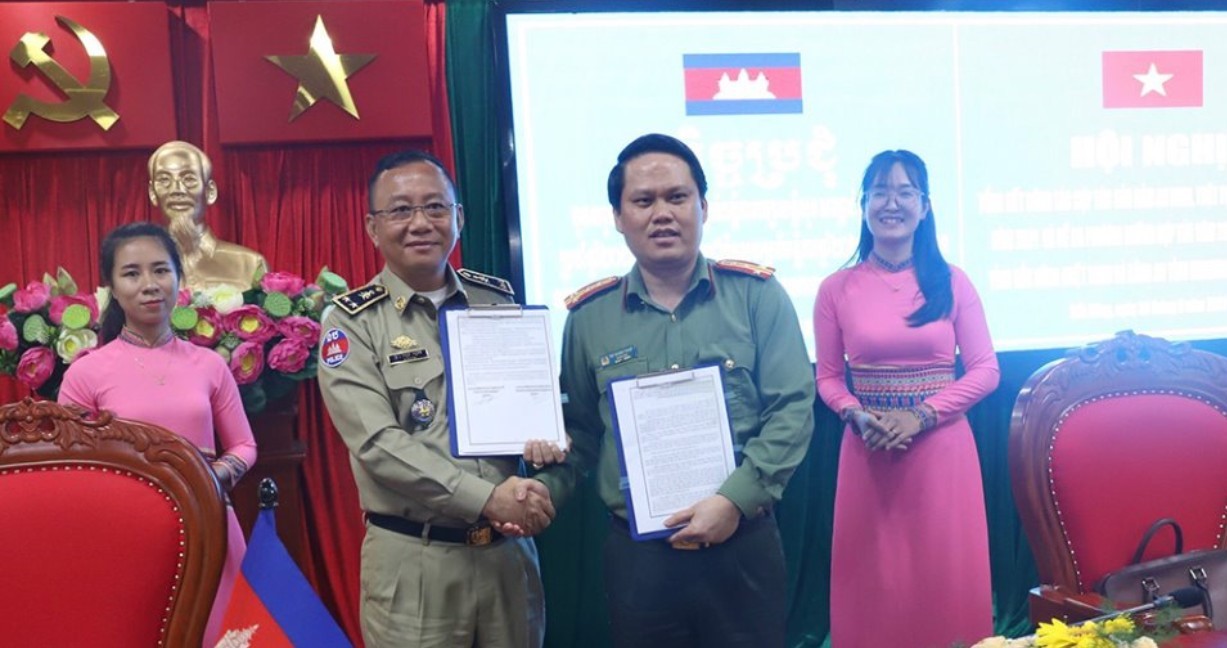 Giám đốc Công an Đắk Nông và Mondulkiri trao biên bản về hợp tác bảo đảm an ninh, trật tự (Ảnh: Báo Đắk Nông điện tử). Giám đốc Công an Đắk Nông và Mondulkiri trao biên bản về hợp tác bảo đảm an ninh, trật tự (Ảnh: Báo Đắk Nông điện tử).