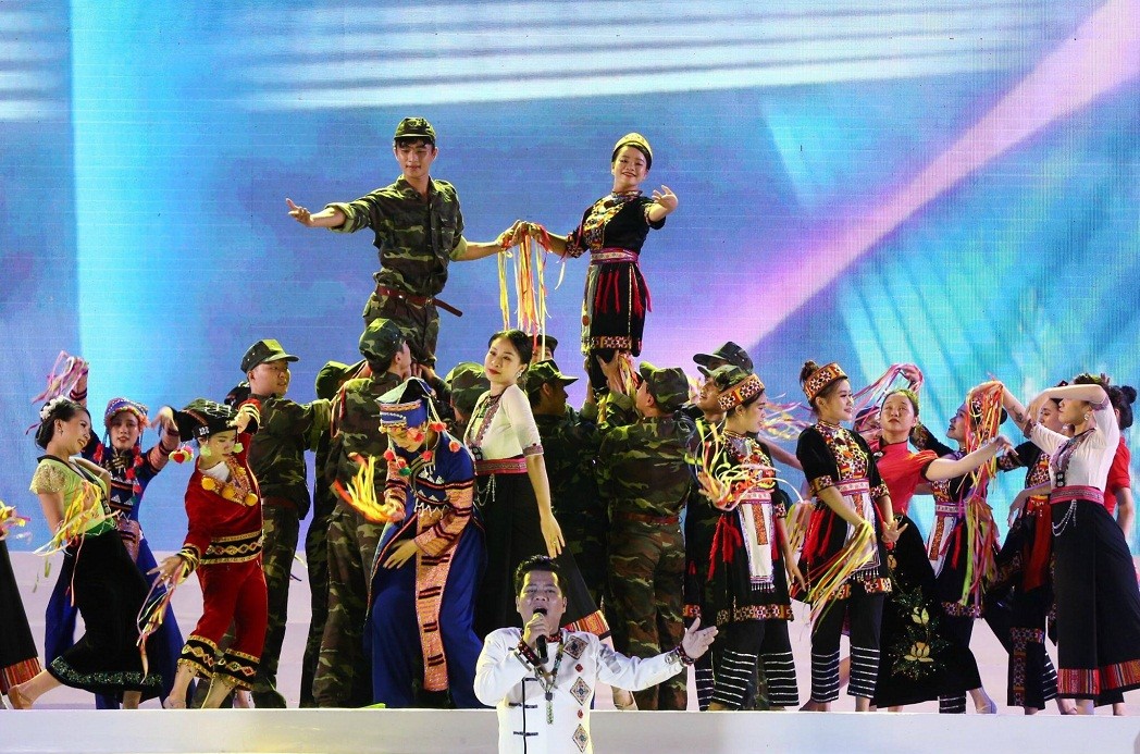 Artisans, actors, athletes and people of different ethnic groups from 21 provinces sharing the Vietnam-Laos border have converged, honored and promoted good traditional cultural values. of the peoples of the two countries Artisans, actors, athletes and people of different ethnic groups from 21 provinces sharing the Vietnam-Laos border have converged, honored and promoted good traditional cultural values. of the peoples of the two countries
