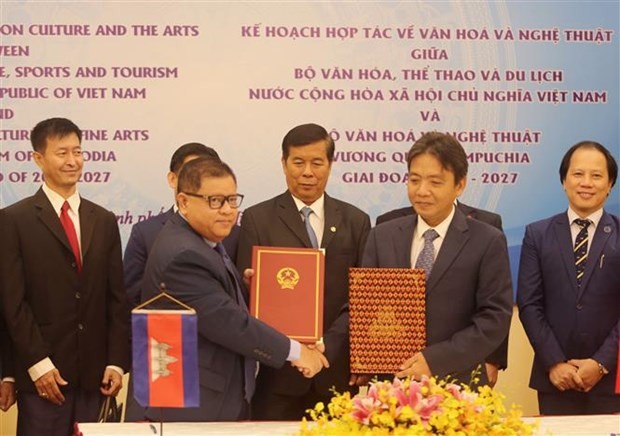 Vietnamese Deputy Minister of Culture, Sports and Tourism Hoang Dao Cuong and secretary of state and spokesman of Cambodia's Ministry of Culture and Fine Arts Long Ponnasirivath signed a cultural and artistic cooperation programme for the 2023 - 2027 period at a meeting in Ho Chi Minh City Vietnamese Deputy Minister of Culture, Sports and Tourism Hoang Dao Cuong and secretary of state and spokesman of Cambodia's Ministry of Culture and Fine Arts Long Ponnasirivath signed a cultural and artistic cooperation programme for the 2023 - 2027 period at a meeting in Ho Chi Minh City
