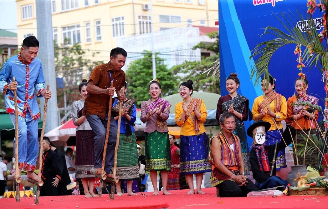 The festival has brought international friends and local people a lively space to experience the culture and sports of the ethnic brothers in Vietnam - Laos. The festival has brought international friends and local people a lively space to experience the culture and sports of the ethnic brothers in Vietnam - Laos.