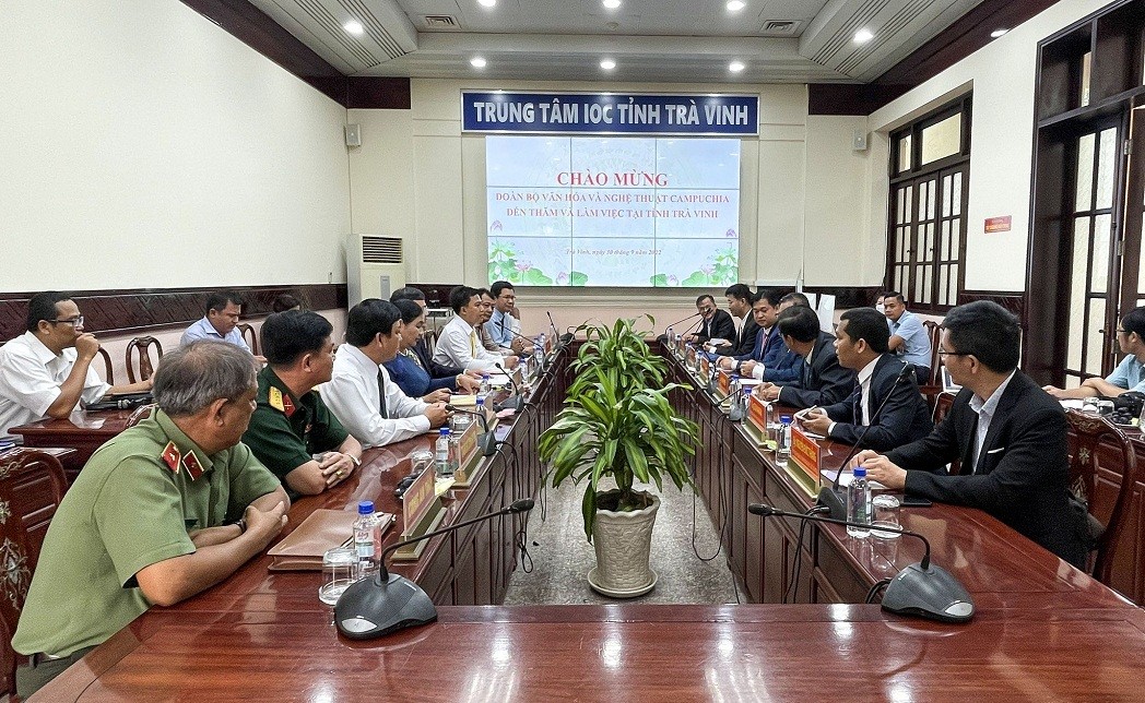 Chairman of the People’s Committee of Tra Vinh province Le Van Han (L) presents gift to Minister of State Long Ponnasirivath Chairman of the People’s Committee of Tra Vinh province Le Van Han (L) presents gift to Minister of State Long Ponnasirivath