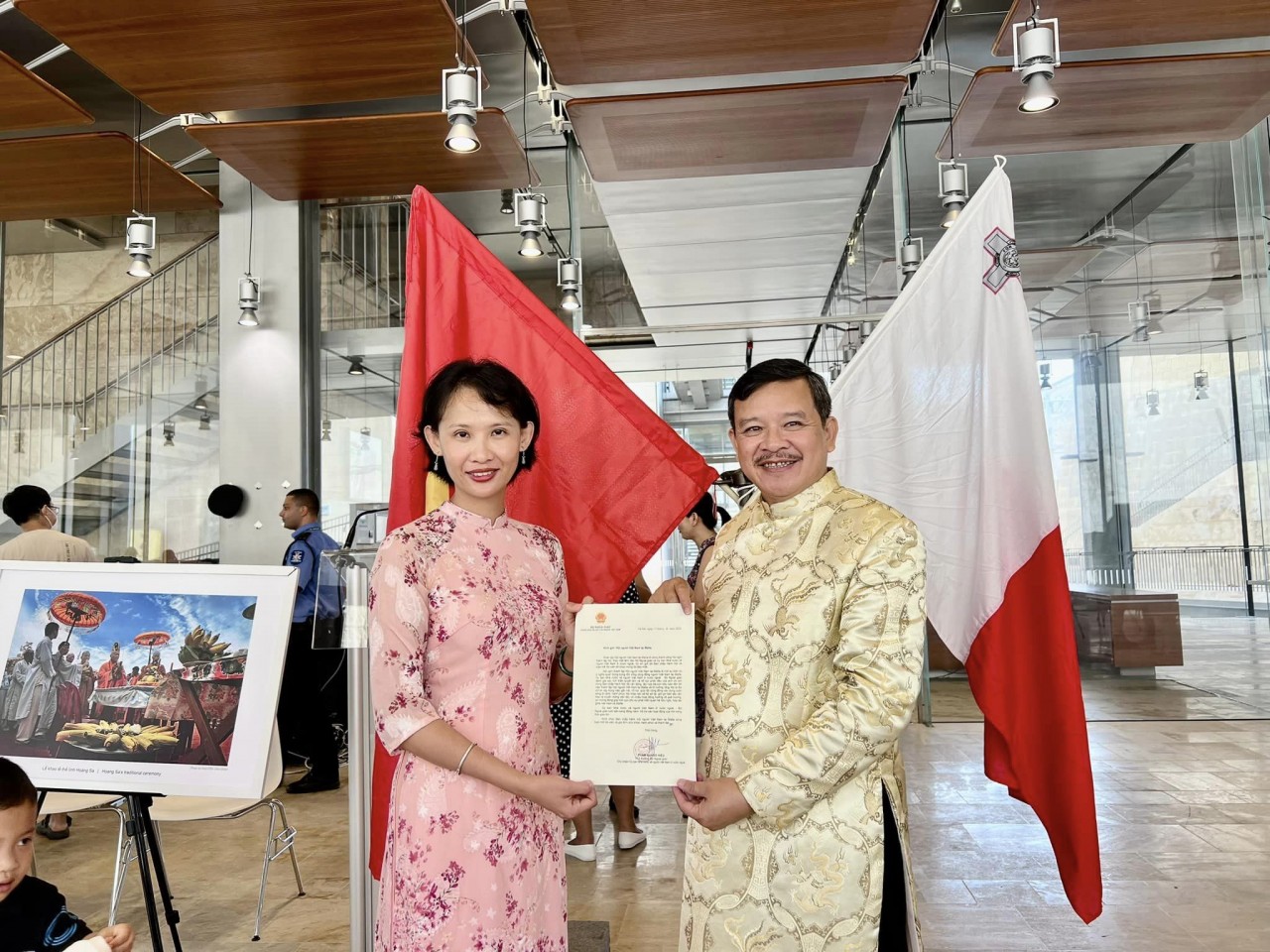 A representative of Vietnamese Embassy in Italy and Malta hands over a congratulatory letter from Deputy Foreign Minister Pham Quang Hieu to Nguyen Hoai Nam (right), president of the Association of Vietnamese in Malta. A representative of Vietnamese Embassy in Italy and Malta hands over a congratulatory letter from Deputy Foreign Minister Pham Quang Hieu to Nguyen Hoai Nam (right), president of the Association of Vietnamese in Malta.