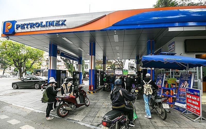 Retail prices of oil and petrol dropped from 3pm on October 3. Photo: NDO Retail prices of oil and petrol dropped from 3pm on October 3. Photo: NDO