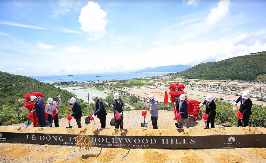 Delegates conduct the groundbreaking ceremony of Hollywood Hills by YOO Inspired by Starck Delegates conduct the groundbreaking ceremony of Hollywood Hills by YOO Inspired by Starck