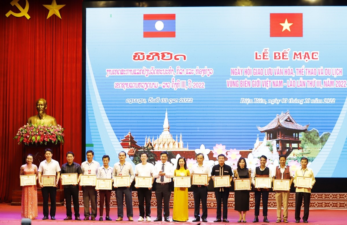 Bế mạc Ngày hội giao lưu Văn hóa, Thể thao và Du lịch vùng biên giới Việt Nam - Lào lần thứ III Bế mạc Ngày hội giao lưu Văn hóa, Thể thao và Du lịch vùng biên giới Việt Nam - Lào lần thứ III