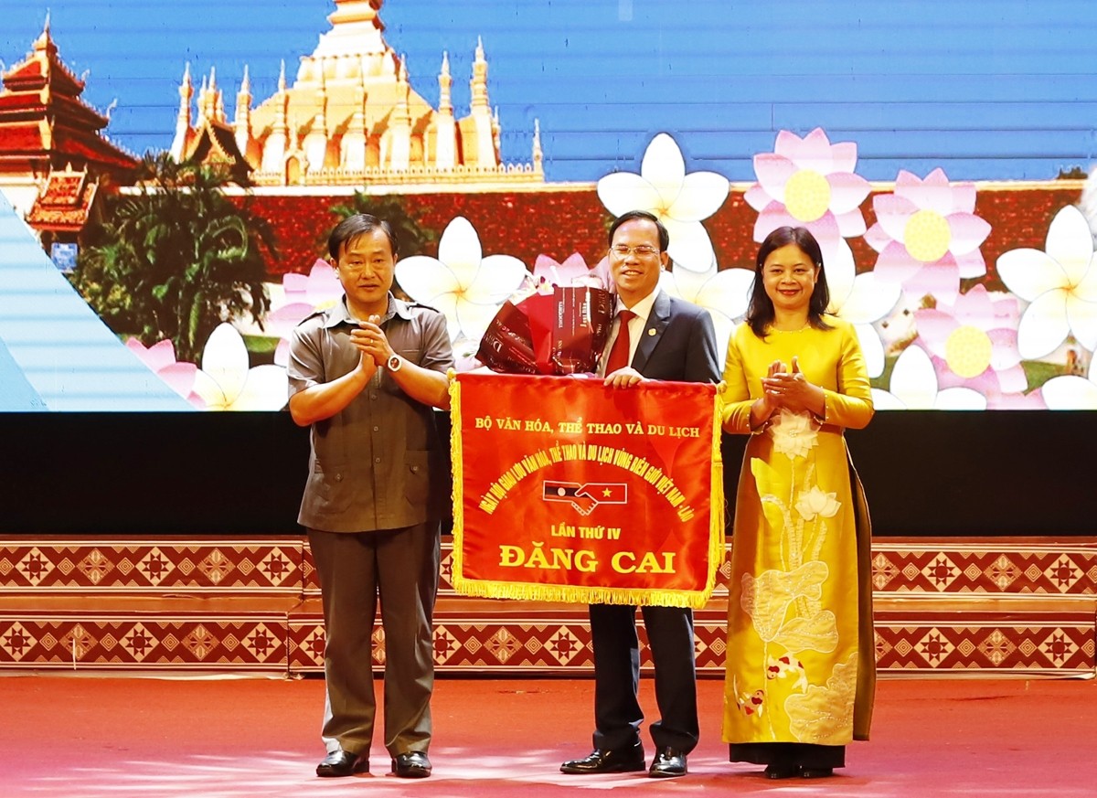 Bế mạc Ngày hội giao lưu Văn hóa, Thể thao và Du lịch vùng biên giới Việt Nam - Lào lần thứ III Bế mạc Ngày hội giao lưu Văn hóa, Thể thao và Du lịch vùng biên giới Việt Nam - Lào lần thứ III