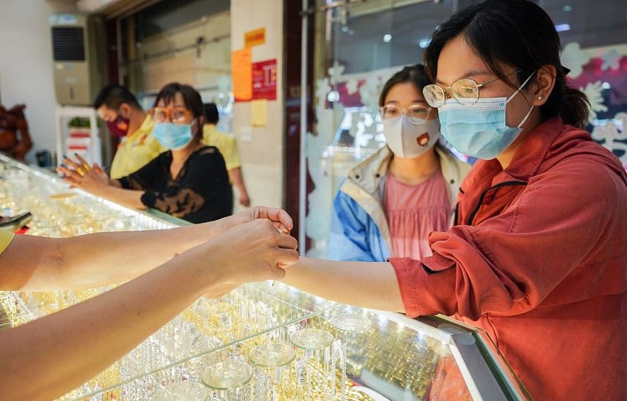 Vietnam Business & Weather Briefing (Oct 4): Petrol prices fall to over a year record low Vietnam Business & Weather Briefing (Oct 4): Petrol prices fall to over a year record low