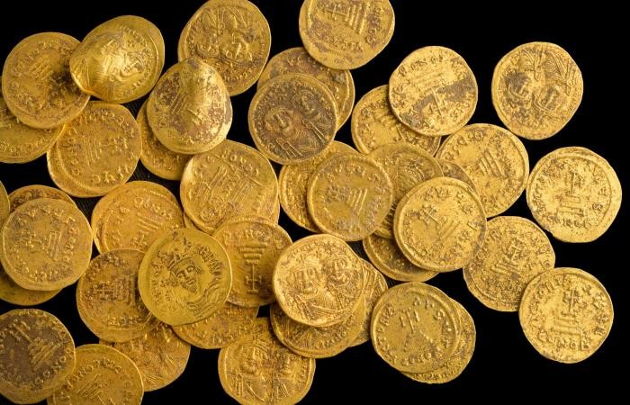 Những đồng tiền vàng cách đây 1.400 năm vừa được tìm thấy ở Israel - Ảnh: IAA Những đồng tiền vàng cách đây 1.400 năm vừa được tìm thấy ở Israel - Ảnh: IAA