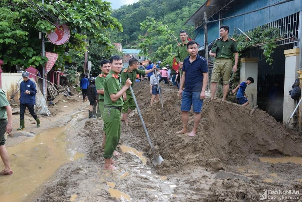 Nghệ An: Lũ rút chậm, hơn 1.000 ngôi nhà vẫn đang ngập Nghệ An: Lũ rút chậm, hơn 1.000 ngôi nhà vẫn đang ngập