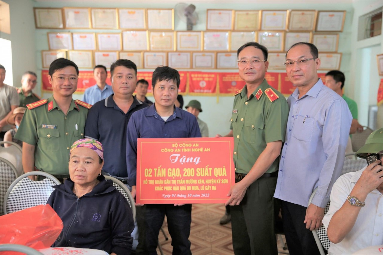 Nghệ An: Lũ rút chậm, hơn 1.000 ngôi nhà vẫn đang ngập Nghệ An: Lũ rút chậm, hơn 1.000 ngôi nhà vẫn đang ngập