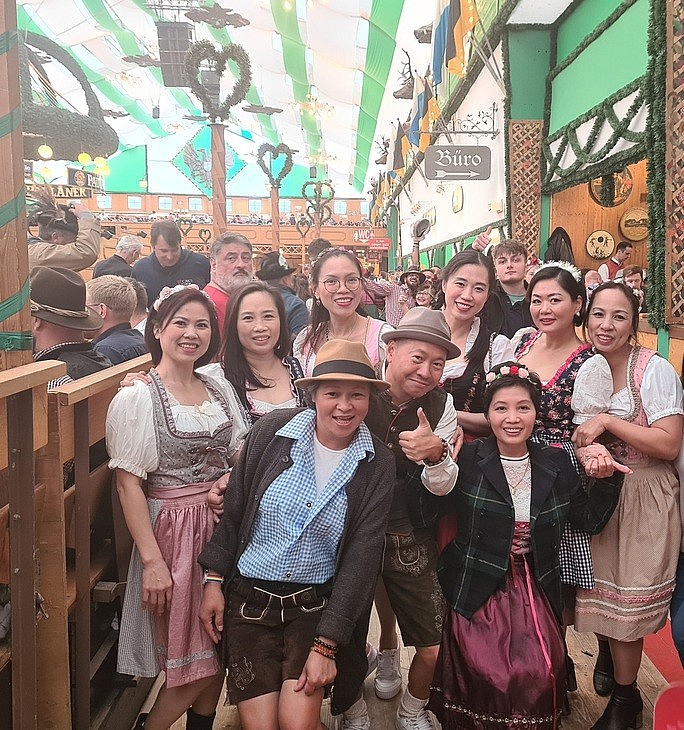 Overseas Vietnamese Experience a Joyful Oktoberfest Reunion Overseas Vietnamese Experience a Joyful Oktoberfest Reunion