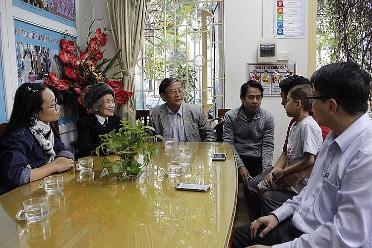 The representative of Times magazine and the Liaison Committee of Vietnamese volunteers and military experts helping the Lao Revolution visited and presented gifts to Sard Yang at Vietnam National Children's Hospital in 2018 (Photo: Van Su). The representative of Times magazine and the Liaison Committee of Vietnamese volunteers and military experts helping the Lao Revolution visited and presented gifts to Sard Yang at Vietnam National Children's Hospital in 2018 (Photo: Van Su).