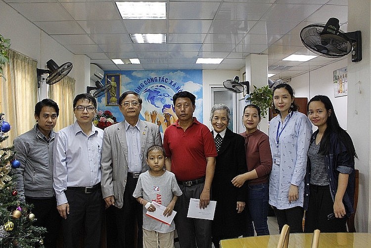 Sard Yang (the child in the middle) and his Vietnamese friends helped him win against death. Photo taken at Vietnam National Children's Hospital in 2018 (Photo: Van Su). Sard Yang (the child in the middle) and his Vietnamese friends helped him win against death. Photo taken at Vietnam National Children's Hospital in 2018 (Photo: Van Su).