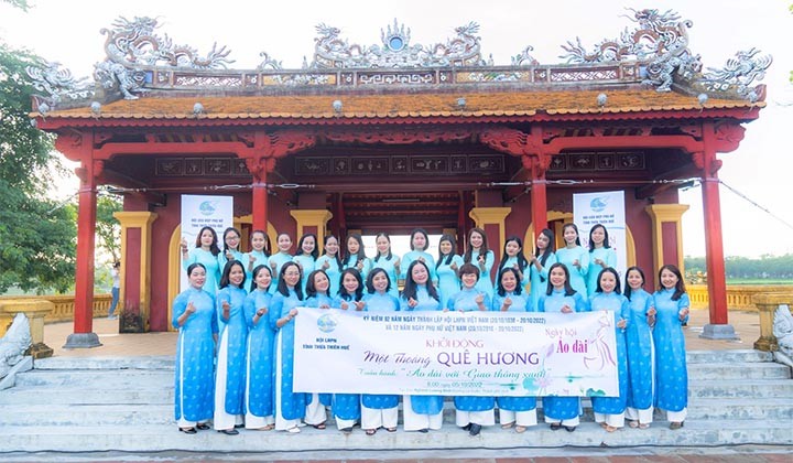 Hơn 200 hội viên phụ nữ Huế tham gia Chương trình tuần hành “Áo dài với giao thông xanh” Hơn 200 hội viên phụ nữ Huế tham gia Chương trình tuần hành “Áo dài với giao thông xanh”