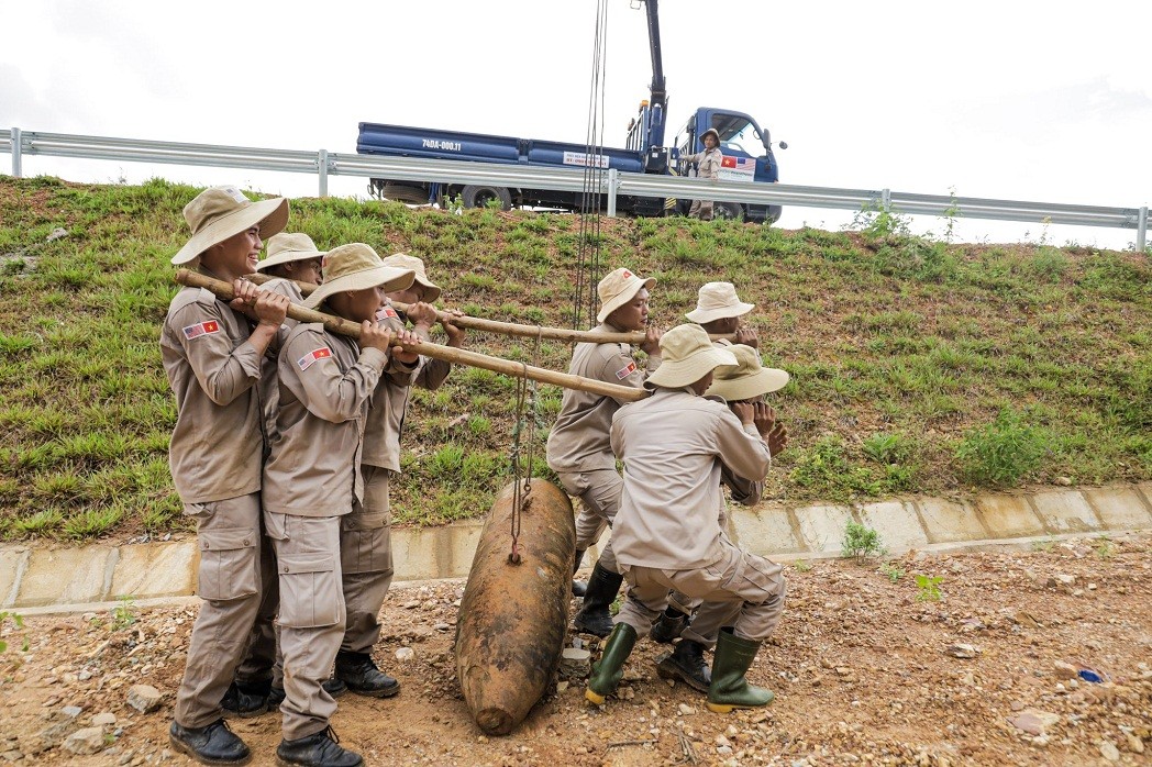 with the joint efforts of the whole team, the bomb was loaded onto a special vehicle and transported to a safe storage location for detonation later. with the joint efforts of the whole team, the bomb was loaded onto a special vehicle and transported to a safe storage location for detonation later.