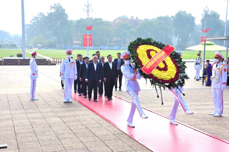 The Lao delegates pays a floral tribute to the late President Ho Chi Minh at his Mausoleum. Source: bqllang.gov.vn The Lao delegates pays a floral tribute to the late President Ho Chi Minh at his Mausoleum. Source: bqllang.gov.vn