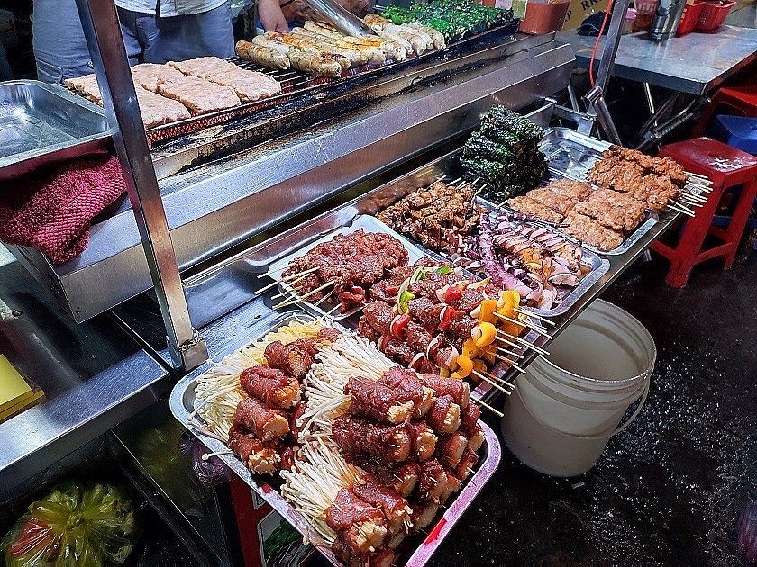 Food 'paradise' near Thi Ky Lake, District 10, HCMC. Photo: Ollie Le Nguyen Food 'paradise' near Thi Ky Lake, District 10, HCMC. Photo: Ollie Le Nguyen