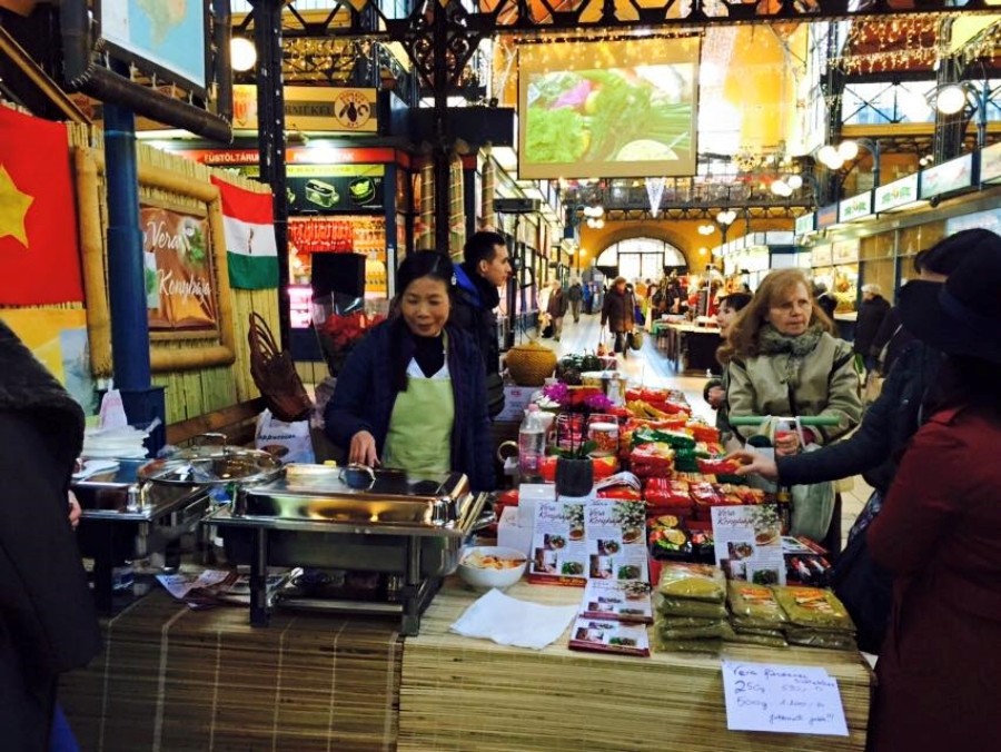 Thao introduced Vietnamese traditional foods to her international friends. Photo: Nguyen Phuong Thao Thao introduced Vietnamese traditional foods to her international friends. Photo: Nguyen Phuong Thao