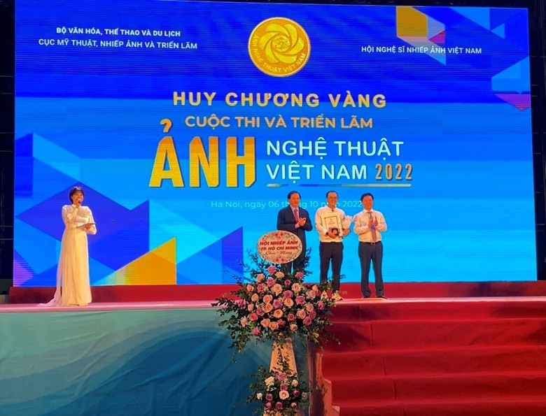 Thứ trưởng Bộ Văn hóa, Thể thao và Du lịch Tạ Quang Đông cùng Phó trưởng Ban Tuyên giáo Trần Thanh Lâm trao giải cho tác giả Lê Quang Thiện tại cuộc thi. Thứ trưởng Bộ Văn hóa, Thể thao và Du lịch Tạ Quang Đông cùng Phó trưởng Ban Tuyên giáo Trần Thanh Lâm trao giải cho tác giả Lê Quang Thiện tại cuộc thi.