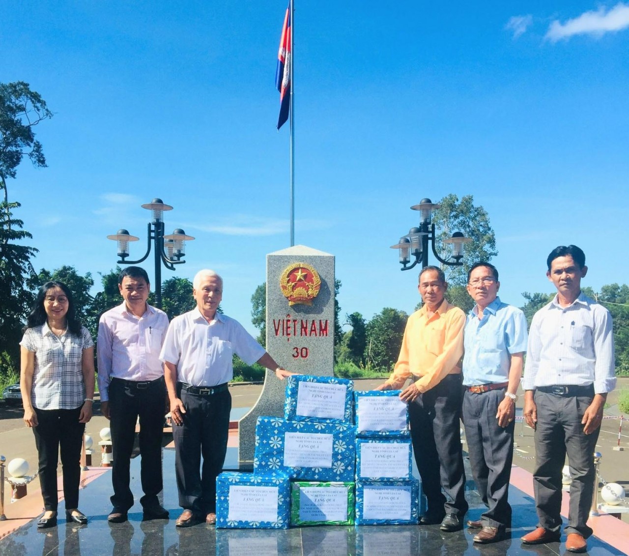 Tặng quà cho học sinh nghèo người Việt tại tỉnh Ratanakiri (Campuchia) Tặng quà cho học sinh nghèo người Việt tại tỉnh Ratanakiri (Campuchia)