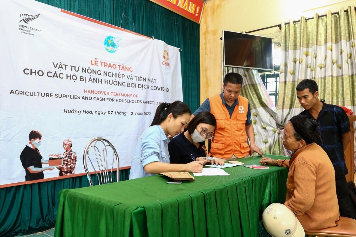 hộ đặc biệt khó khăn cũng như không đủ khả năng lao động sản xuất tại xã Lìa và xã Thuận đã nhận một khoản hỗ trợ tiền mặt hộ đặc biệt khó khăn cũng như không đủ khả năng lao động sản xuất tại xã Lìa và xã Thuận đã nhận một khoản hỗ trợ tiền mặt