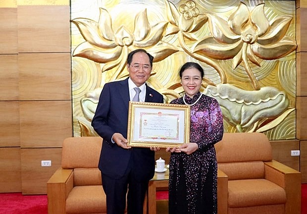 President of the Vietnam Union of Friendship Organisations (VUFO) Ambassador Nguyen Phuong Nga (R)presents the insignia to the diplomat at a ceremony in Hanoi on October 4. (Photo: VNA) President of the Vietnam Union of Friendship Organisations (VUFO) Ambassador Nguyen Phuong Nga (R)presents the insignia to the diplomat at a ceremony in Hanoi on October 4. (Photo: VNA)
