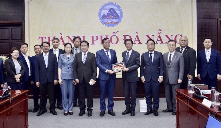 Chủ tịch UBND thành phố Lê Trung Chinh tặng quà lưu niệm cho Phó Thống đốc tỉnh Wakayama (Nhật Bản) Shimo Hiroshi Chủ tịch UBND thành phố Lê Trung Chinh tặng quà lưu niệm cho Phó Thống đốc tỉnh Wakayama (Nhật Bản) Shimo Hiroshi