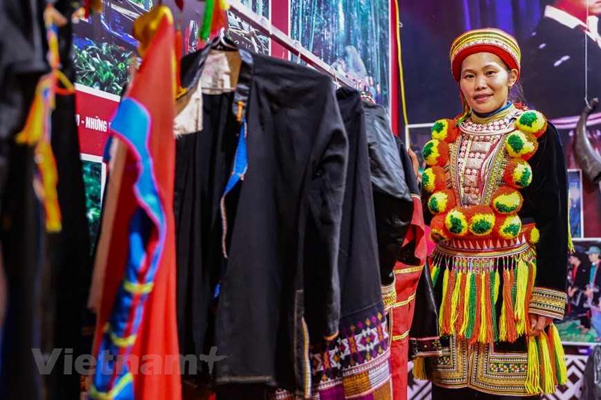 Bộ trang phục của nữ có xu hướng trang trí nhiều hoa văn hơn của nam giới. Các họa tiết trang trí có thể thêu hoặc làm từ bạc