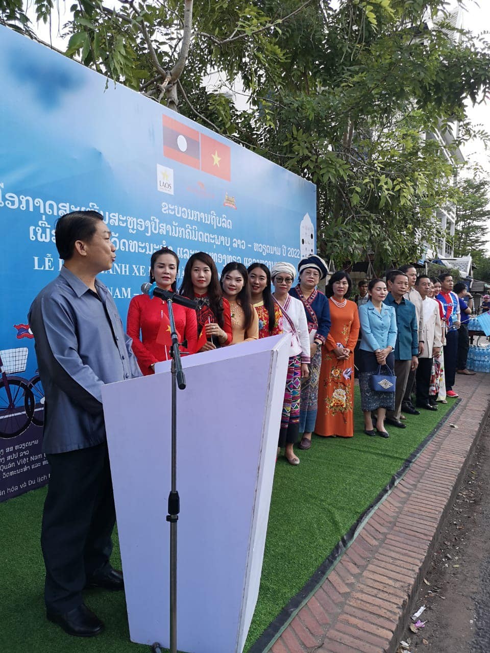 Delegates announce the start of the parade in an atmosphere of friendship and solidarity.