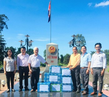 Liên hiệp các tổ chức hữu nghị tỉnh Gia Lai tặng quà cho học sinh người Việt ở tỉnh Ratanakiri (Campuchia)