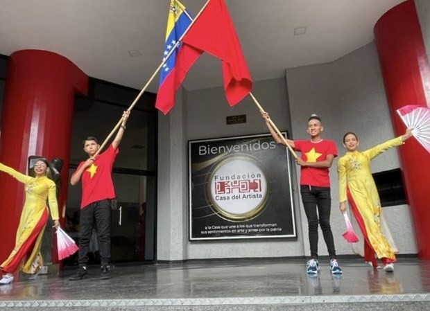 Điệu múa truyền thống của Việt Nam do thành viên Hội Hữu nghị Việt Nam-Venezuela tổ chức (Ảnh: Thế giới và Việt Nam). Điệu múa truyền thống của Việt Nam do thành viên Hội Hữu nghị Việt Nam-Venezuela tổ chức (Ảnh: Thế giới và Việt Nam).