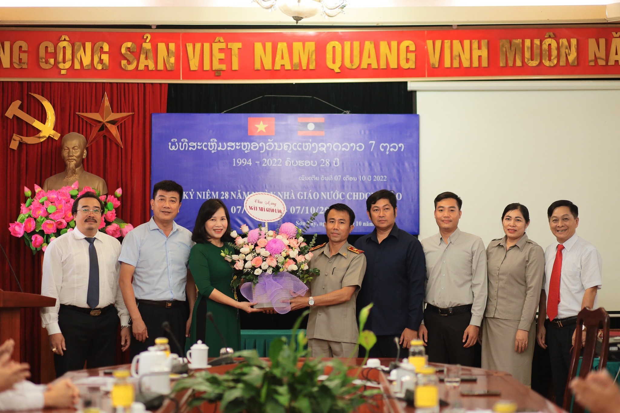 Bà Chu Kim Phượng, Hiệu trưởng trường Hữu nghị 80 chúc mừng Ngày nhà giáo quốc gia Lào (Ảnh: Trường Hữu nghị 80). Bà Chu Kim Phượng, Hiệu trưởng trường Hữu nghị 80 chúc mừng Ngày nhà giáo quốc gia Lào (Ảnh: Trường Hữu nghị 80).