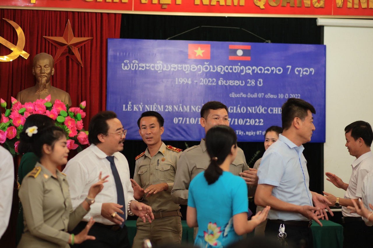 Các thầy cô giáo Lào và các thầy cô giáo trường Hữu nghị 80 cùng múa điệu Lăm vông (Ảnh: Trường Hữu nghị 80). Các thầy cô giáo Lào và các thầy cô giáo trường Hữu nghị 80 cùng múa điệu Lăm vông (Ảnh: Trường Hữu nghị 80).