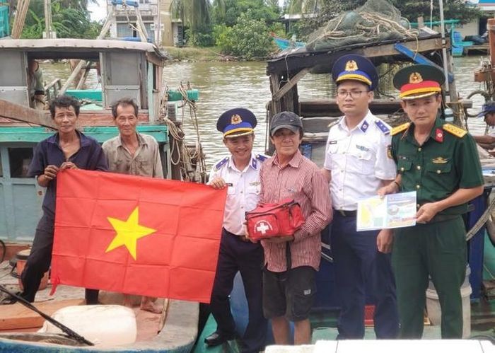 Trao tặng cờ, tủ thuốc y tế cho ngư dân Kiên Giang, Cà Mau Trao tặng cờ, tủ thuốc y tế cho ngư dân Kiên Giang, Cà Mau