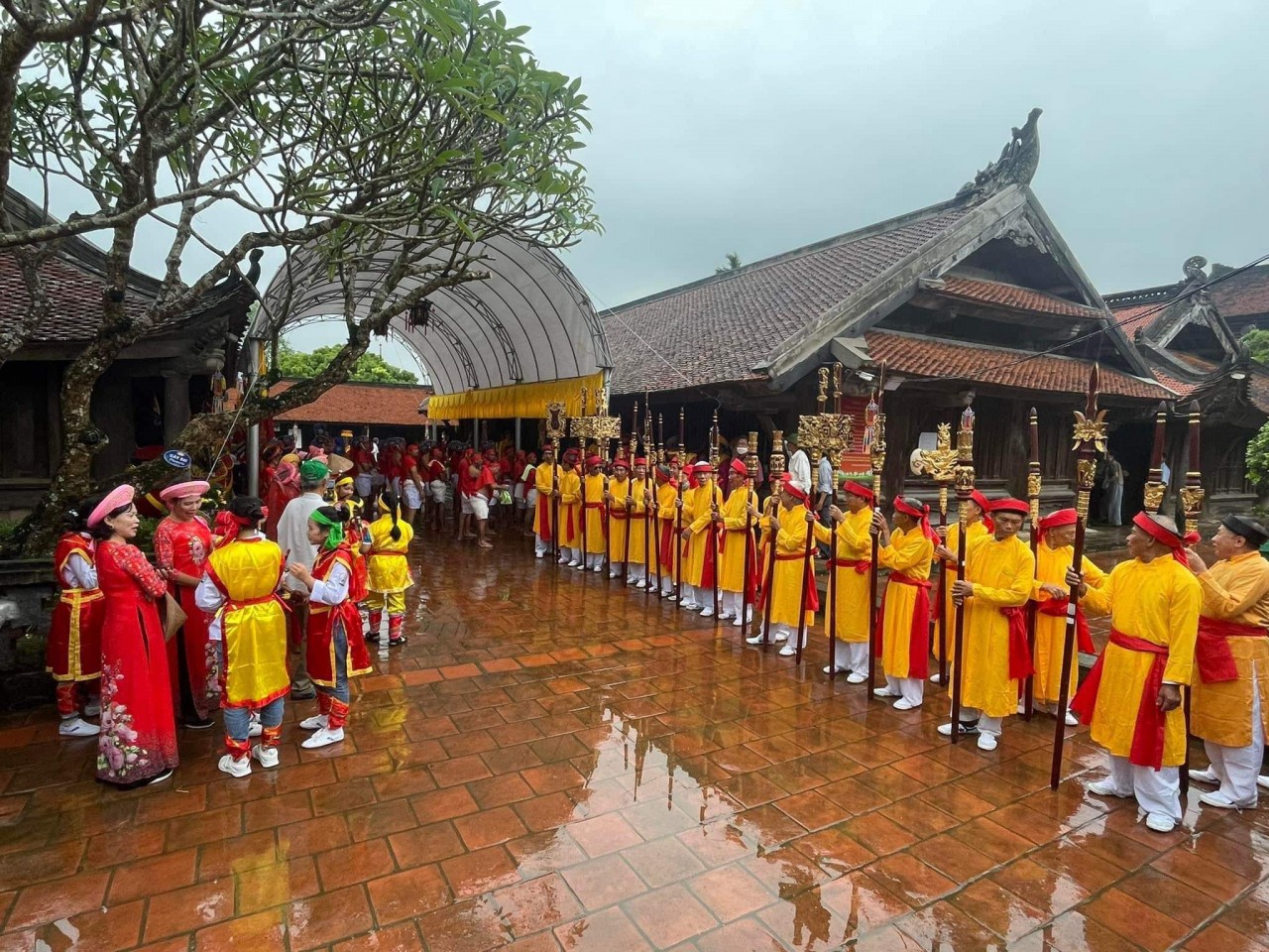 500 người tham gia lễ rước kiệu đức Thánh Không Lộ Thiền Sư tại lễ hội chùa Keo 500 người tham gia lễ rước kiệu đức Thánh Không Lộ Thiền Sư tại lễ hội chùa Keo