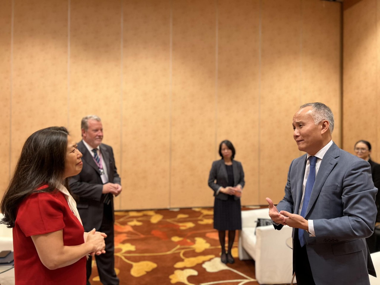 Deputy Minister of Industry and Trade Tran Quoc Khanh talks to Mary Ng, Canadian Minister of International Trade, Export Promotion, Small Business and Economic Development. Deputy Minister of Industry and Trade Tran Quoc Khanh talks to Mary Ng, Canadian Minister of International Trade, Export Promotion, Small Business and Economic Development.