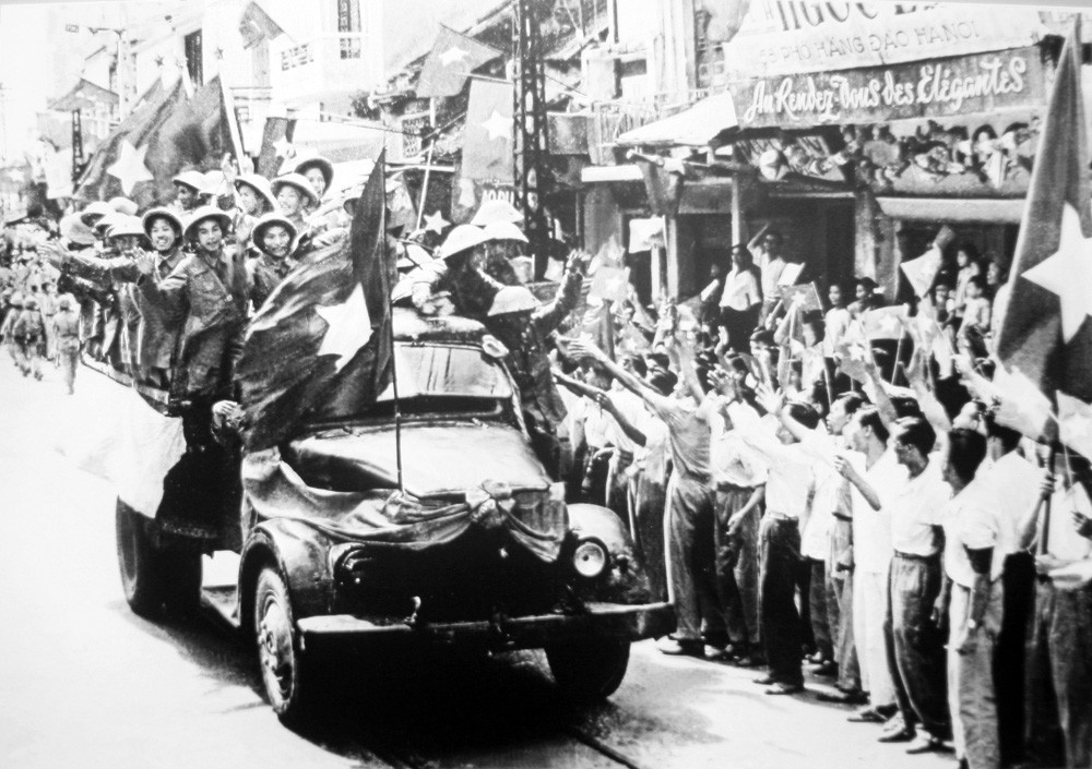 Hanoian people greet the soldiers on the morning of October 10, 1954. Hanoian people greet the soldiers on the morning of October 10, 1954.