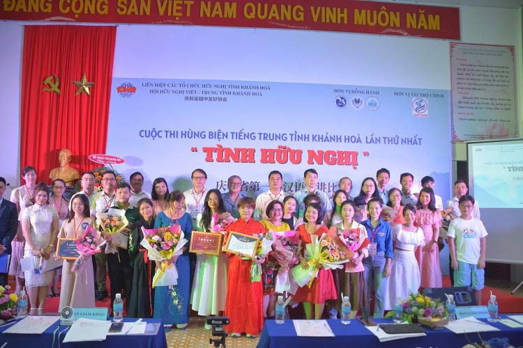 Sôi nổi cuộc thi hùng biện tiếng Trung lần thứ I tại Khánh Hòa Sôi nổi cuộc thi hùng biện tiếng Trung lần thứ I tại Khánh Hòa