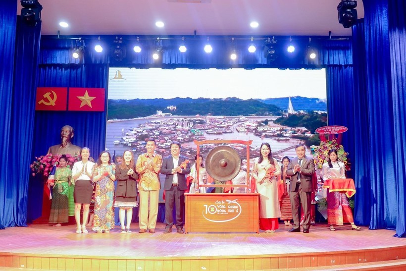 Đại diện Trường ĐH Mở TP.HCM đánh cồng khai mạc cuộc thi (Ảnh: Báo Giáo dục và Thời đại). Đại diện Trường ĐH Mở TP.HCM đánh cồng khai mạc cuộc thi (Ảnh: Báo Giáo dục và Thời đại).