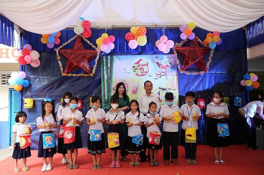 President of the Khmer-Vietnamese Association in Cambodia Chau Van Chi (top row, right) celebrates the 2022 Mid-Autumn Festival with Vietnamese students in Siem Reap province. Photo: Khmer-Vietnamese Association in Cambodia President of the Khmer-Vietnamese Association in Cambodia Chau Van Chi (top row, right) celebrates the 2022 Mid-Autumn Festival with Vietnamese students in Siem Reap province. Photo: Khmer-Vietnamese Association in Cambodia