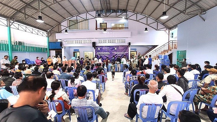 Khmer people and Khmer people of Vietnamese origin come to receive gifts at the headquarters of the Khmer-Vietnam Association, Phnom Penh, on the morning of September 23. Photo: Nhan Dan Khmer people and Khmer people of Vietnamese origin come to receive gifts at the headquarters of the Khmer-Vietnam Association, Phnom Penh, on the morning of September 23. Photo: Nhan Dan
